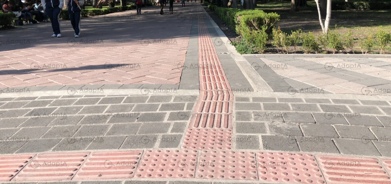 Piso podotáctil Parque Alameda Queretaro