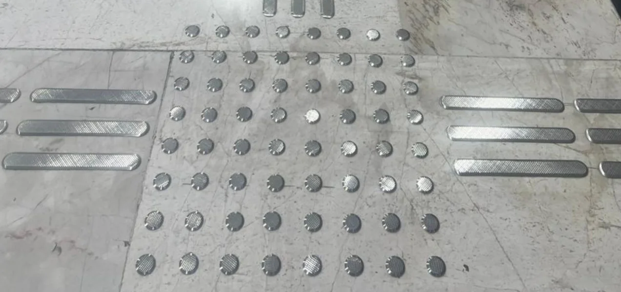 Piso podotáctil de acero inoxidable