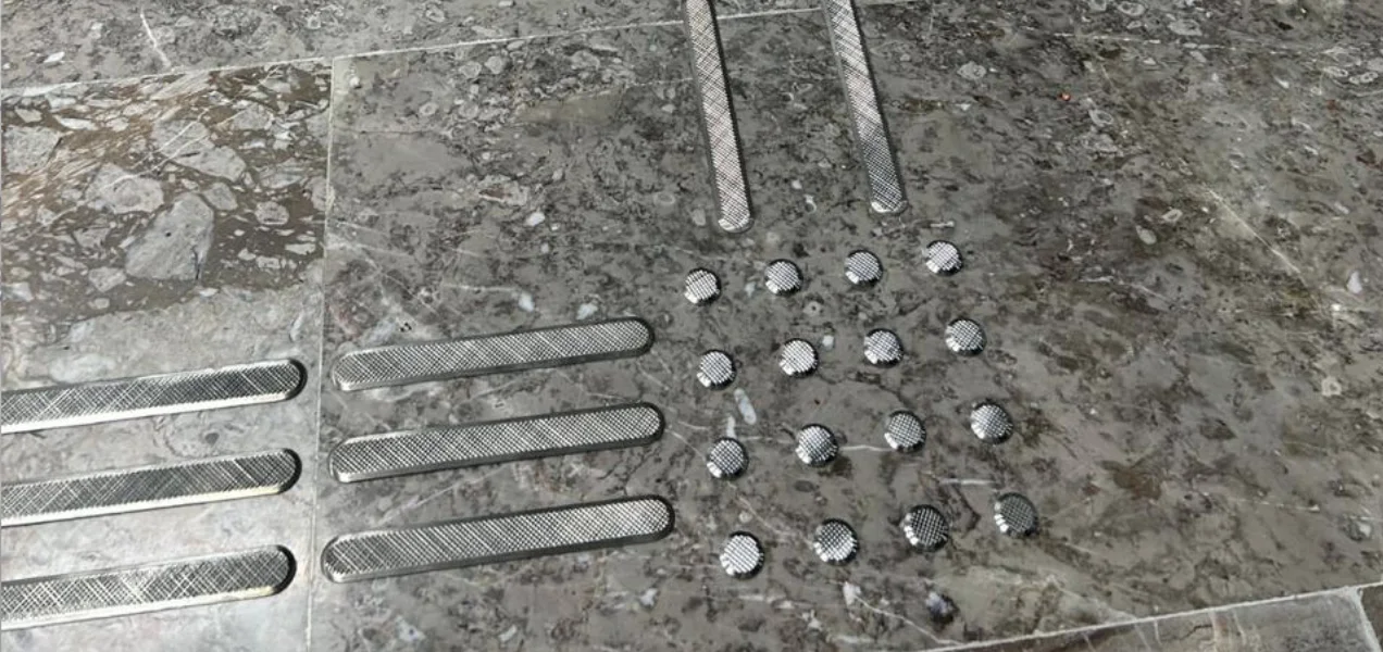 Piso podotáctil de acero inoxidable