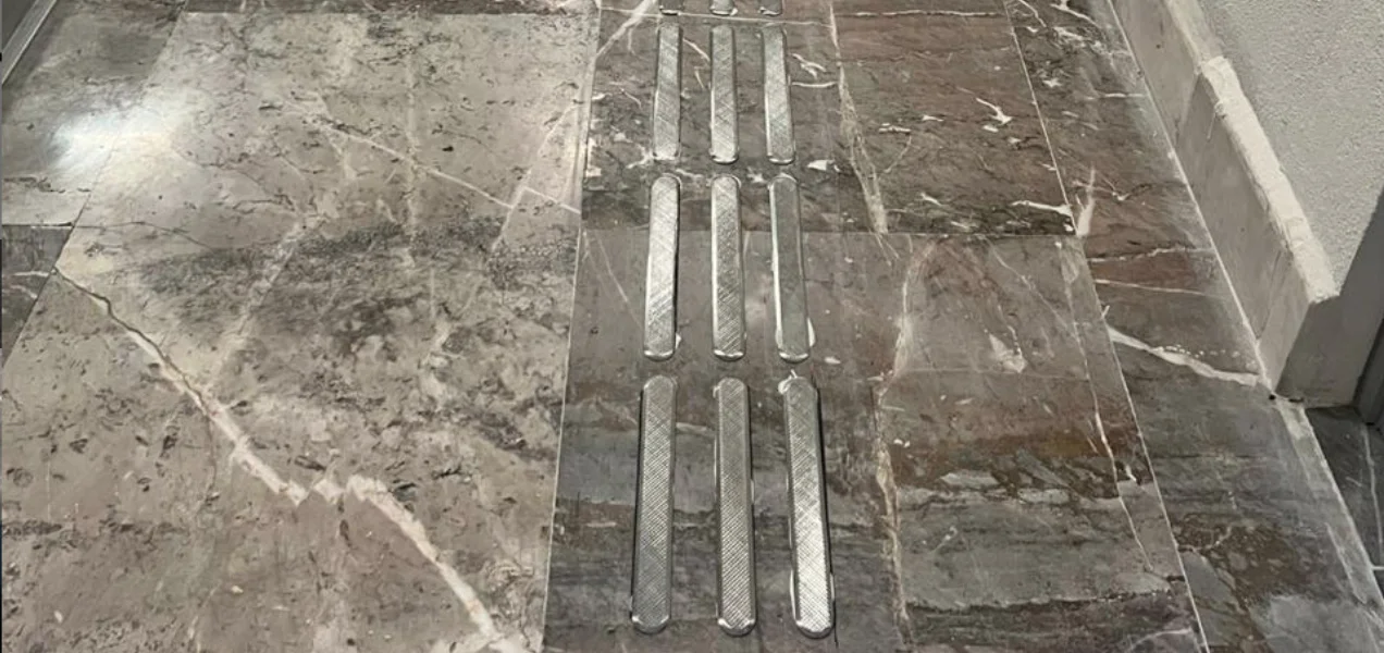 Piso podotáctil de acero inoxidable