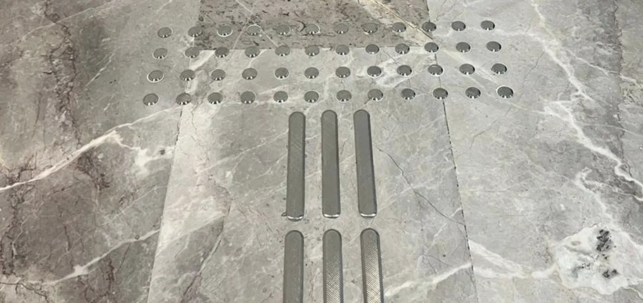 Piso podotáctil de acero inoxidable