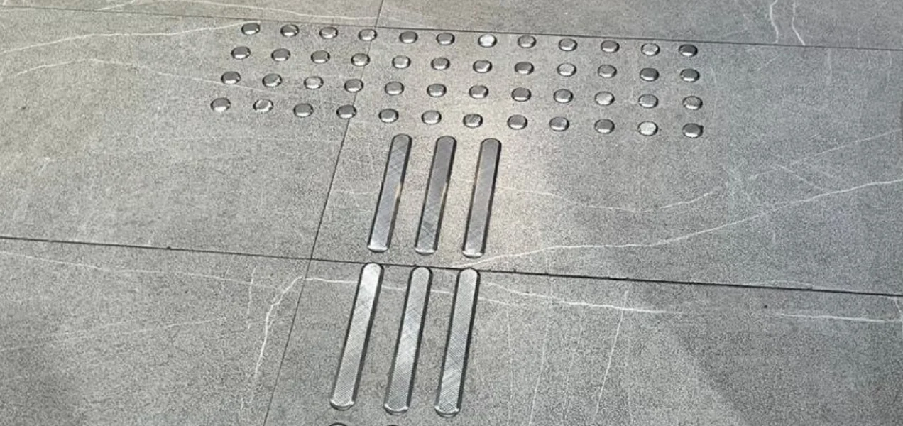 Piso podotáctil de acero inoxidable
