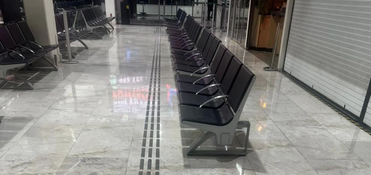 Piso podotáctil de acero inoxidable