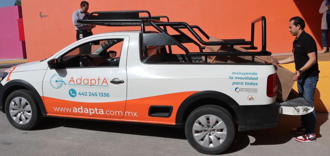 Entrega de rampas portátiles en Teletón