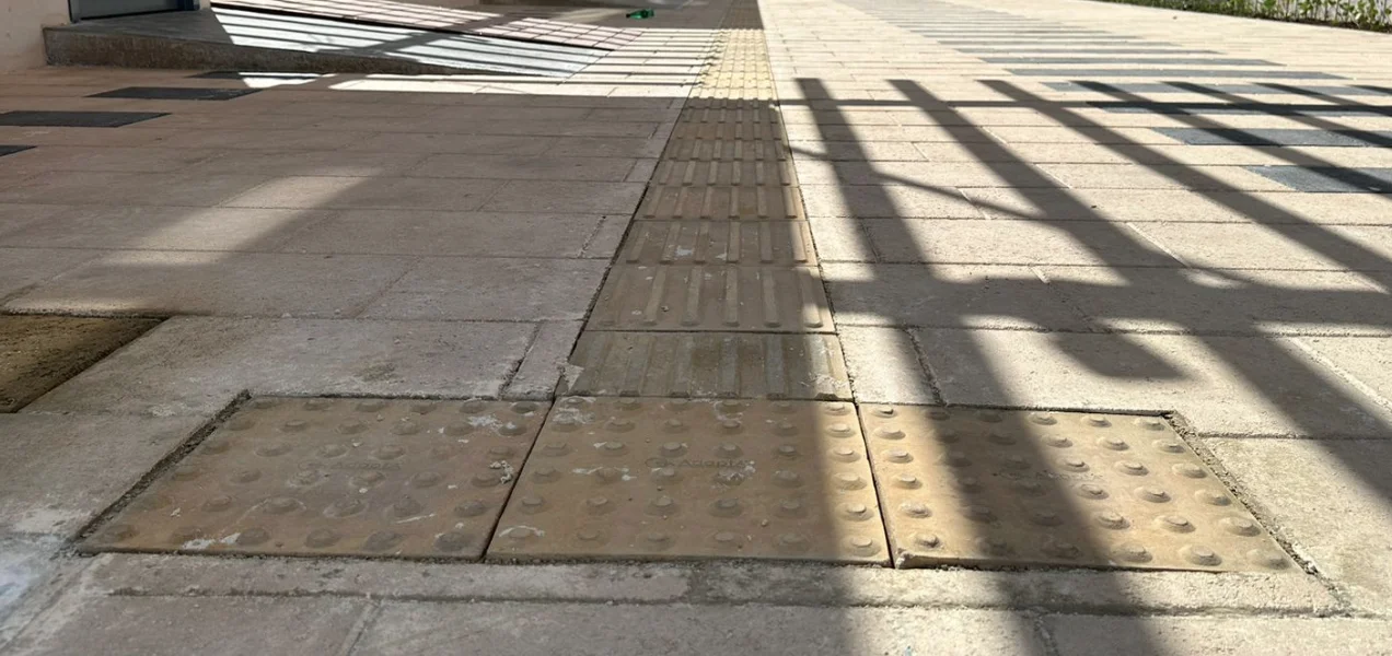 Piso podotáctil de ferrocemento en Playa Pelícanos