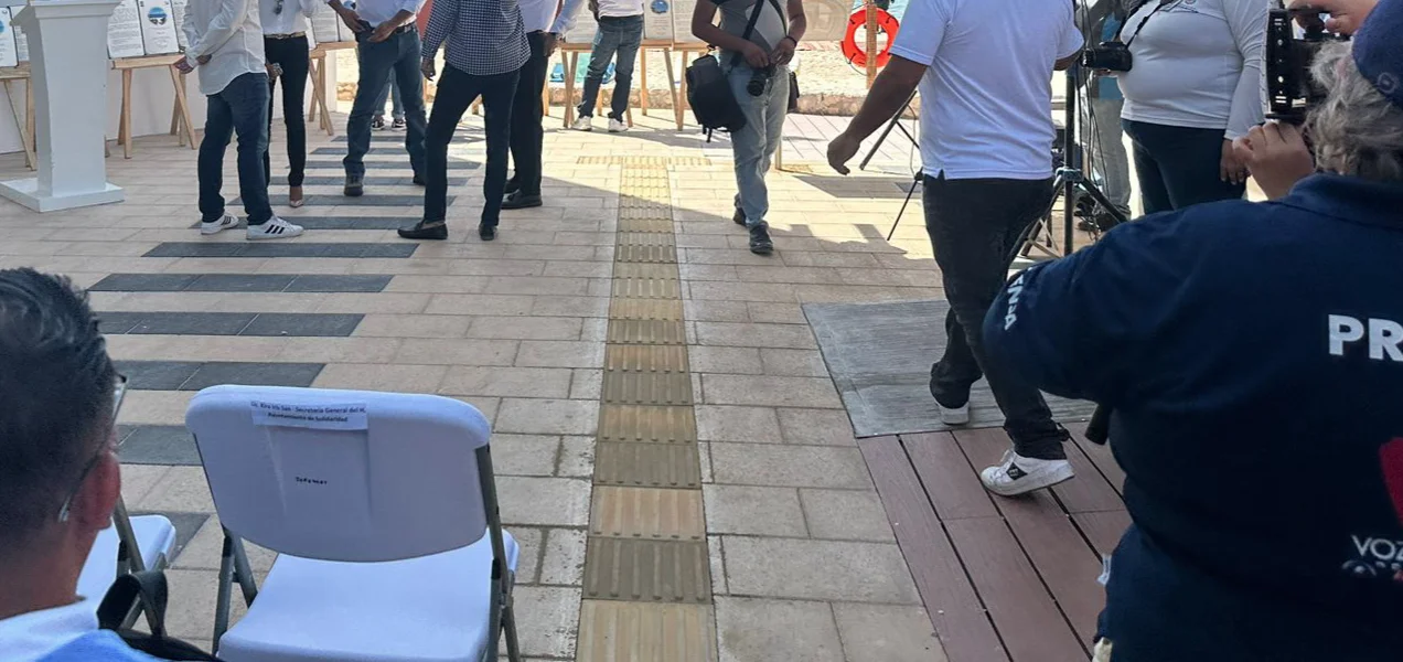 Piso podotáctil de ferrocemento en Playa Pelícanos