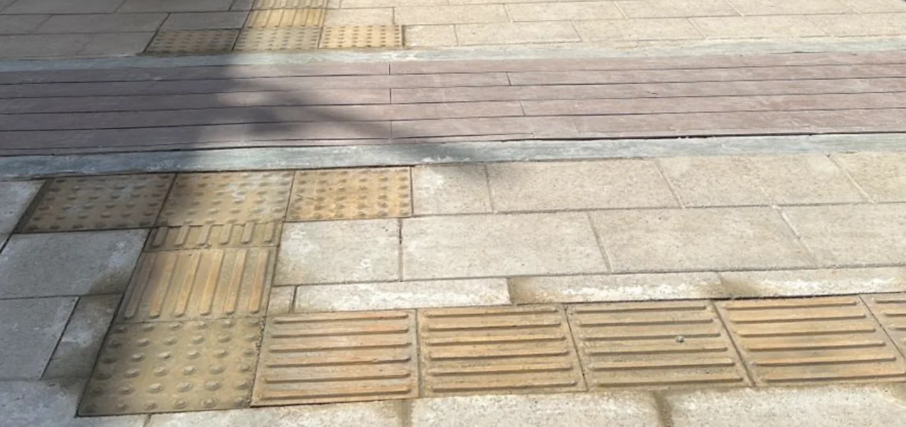 Piso podotáctil de ferrocemento en Playa Pelícanos