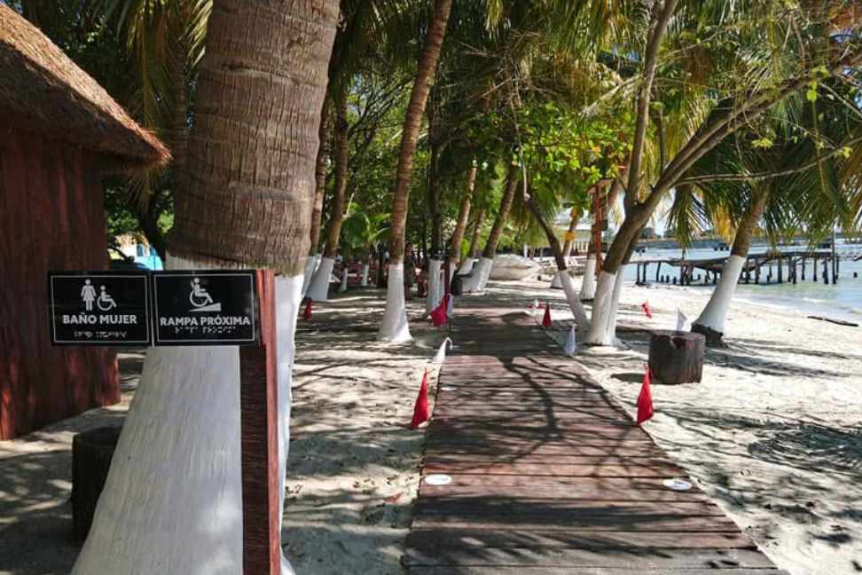 pasarela-de-madera-y-señalizacion-para-playa-accesible